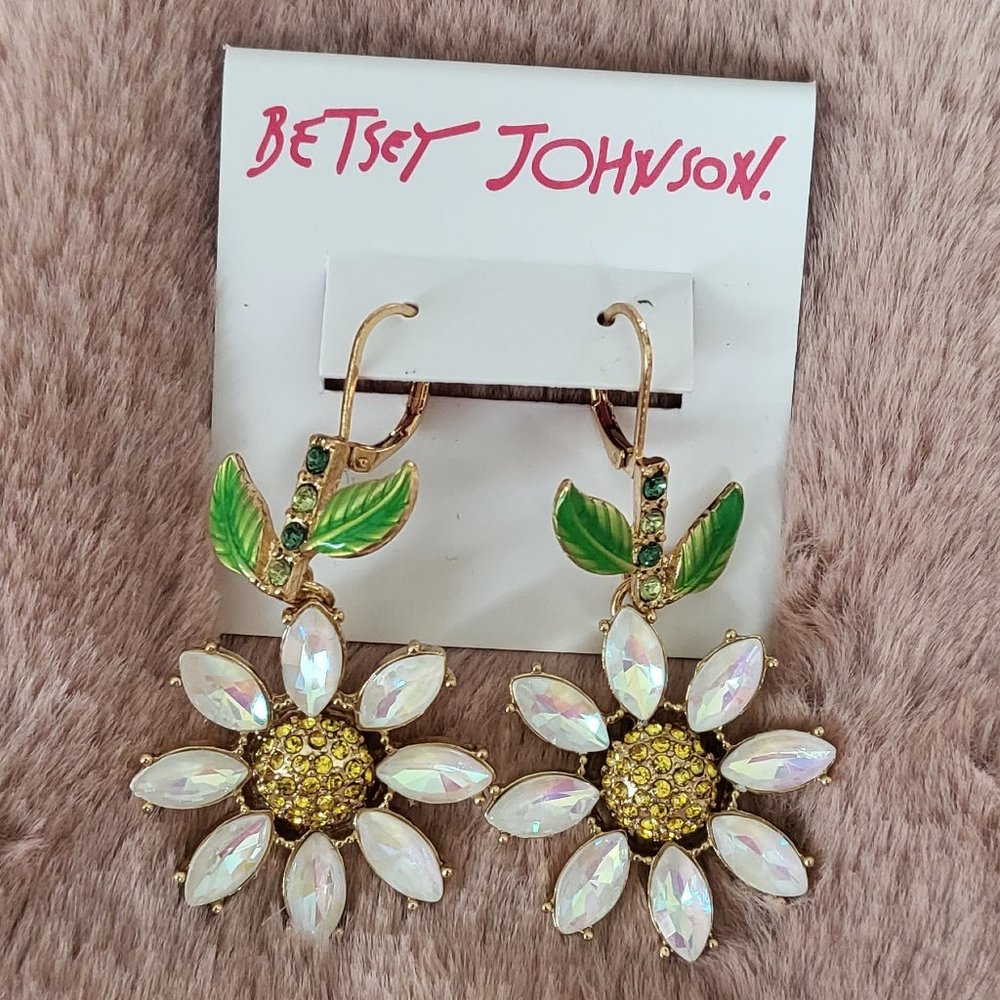 Betsey johnson short flower earrings